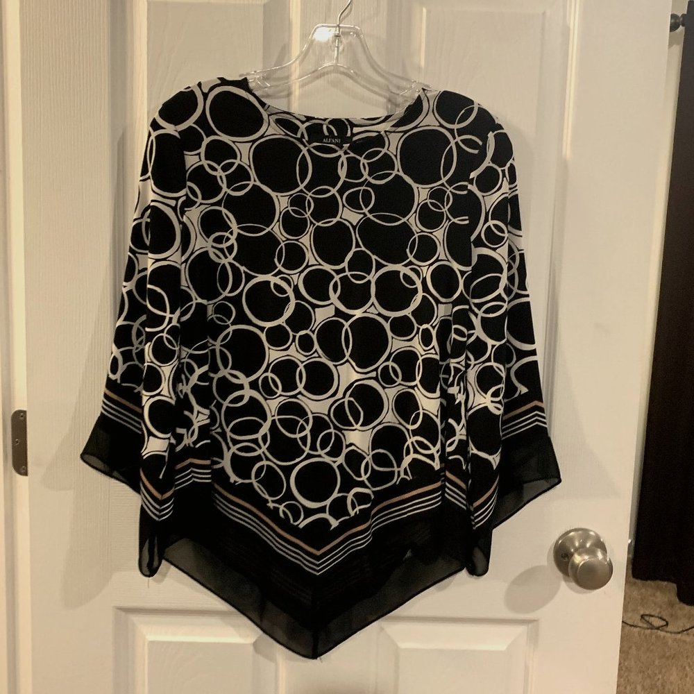 Alfani, ladies top, P/S, Triangle/V-Bottom